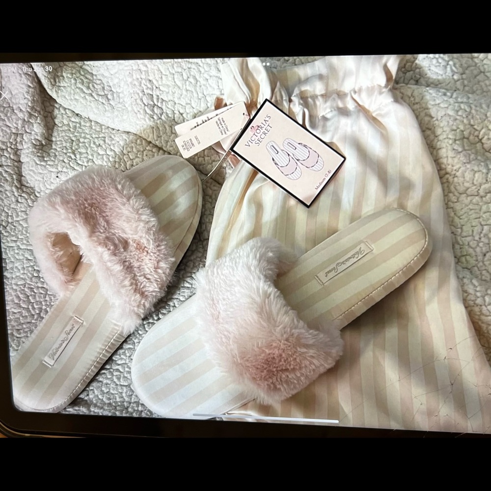 Victoria’s Secret Light pink and white Slippers W/matching dust bag/size M(7-8)